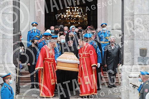 The column with the remains of Patriarch Irinej set off from the Cathedral of St. Archangel Michael in the Temple of Saint Sava.
Kolona sa zemnim ostacima patrijarha Irineja krenula je iz Saborne crkve Sv. Arhangela Mihaila u Hram Svetog Save. The column with the remains of Patriarch Irinej set off from the Cathedral of St. Archangel Michael in the Temple of Saint Sava.
Kolona sa zemnim ostacima patrijarha Irineja krenula je iz Saborne crkve Sv. Arhangela Mihaila u Hram Svetog Save.