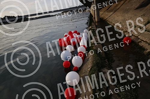 Citizens gathered at the Savanova restaurant, where Matej Peris was filmed going down the Sava River, and as a sign of honor and sorrow with which they sympathize, they threw flowers into the water and released balloons.Gradjani su se okupili kod r