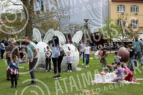 Toddlers painted eggs in Petar Kocic Park. Malisani farbali jaja u Parku Petar Kocic.