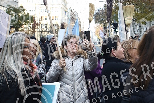 Aunties, janitors and other technical staff protested over having to pay court costs for the cases they lost.Tetkice, domari i drugo tehnicko osoblje protestvovali su zbog obaveze da plate sudske troskove za sporove koje su izgubili.