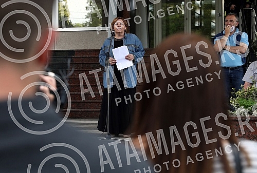 In front of the Ministry of education, celebrities read poetry by Desanka Maksimovic.Ispred Ministarstva prosvete poznate licnosti citale su poeziju Desanke Maksimovic.