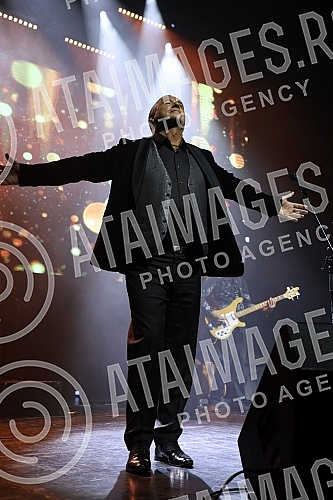 The famous Split tenor Goran Karan, after two big successful concerts in the Serbian capital in 2018 and 2019, returned to the Big Stage of the mts Dvorana.Proslavljeni splitski tenor Goran Karan, nakon dva velika uspesna koncerta u srpskoj preston