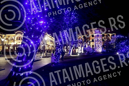 The Banja Luka Winter 2021/2022 event is being held in Petar Kocic Park, and over 100,000 lamps and lanterns have lit up Banja Luka this winter.Manifestacija Banjalucka zima 2021/2022 odrzava se u parku Petar Kocic, a Banjaluku je ove zime osvetlelo 