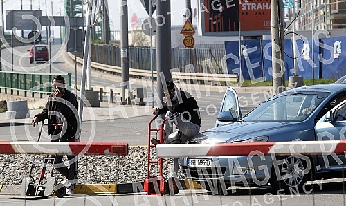 In Serbia, intercity bus service was suspended at noon to prevent the spread of the coronavirus.
U Srbiji je u podne obustavljen medjugradski autobuski prevoz zbog sprecavanja sirenja korona virusa. In Serbia, intercity bus service was suspended at noon to prevent the spread of the coronavirus.
U Srbiji je u podne obustavljen medjugradski autobuski prevoz zbog sprecavanja sirenja korona virusa.