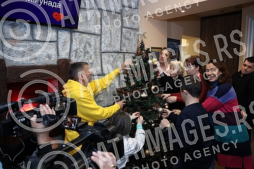 Many famous actors, musicians, athletes and writers delighted children with developmental disabilities in the humanitarian action of decorating the Christmas tree in the specific cafe 