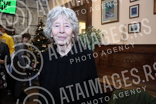 Many famous actors, musicians, athletes and writers delighted children with developmental disabilities in the humanitarian action of decorating the Christmas tree in the specific cafe 