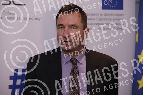 At the Republic Bureau of Statistics, representatives of the EU Delegation to Serbia handed over to the director of the Bureau Miladin Kovacevic the keys to 18 cars donated by the EU.U Republickom zavodu za statistiku predstavnici Delegacije EU u S