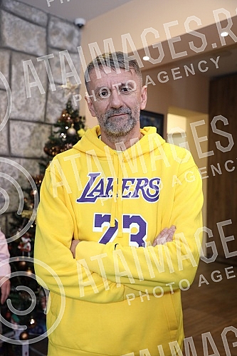 Many famous actors, musicians, athletes and writers delighted children with developmental disabilities in the humanitarian action of decorating the Christmas tree in the specific cafe 