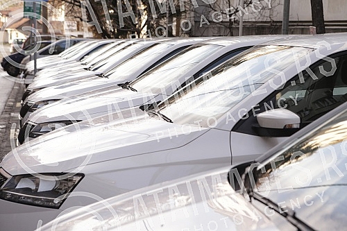At the Republic Bureau of Statistics, representatives of the EU Delegation to Serbia handed over to the director of the Bureau Miladin Kovacevic the keys to 18 cars donated by the EU.U Republickom zavodu za statistiku predstavnici Delegacije EU u S