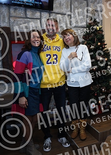 Many famous actors, musicians, athletes and writers delighted children with developmental disabilities in the humanitarian action of decorating the Christmas tree in the specific cafe 