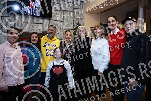 Many famous actors, musicians, athletes and writers delighted children with developmental disabilities in the humanitarian action of decorating the Christmas tree in the specific cafe 