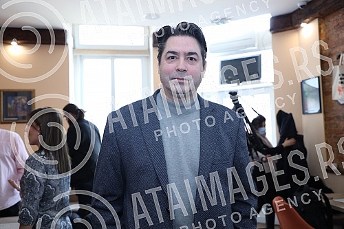 Many famous actors, musicians, athletes and writers delighted children with developmental disabilities in the humanitarian action of decorating the Christmas tree in the specific cafe 