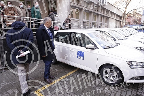 At the Republic Bureau of Statistics, representatives of the EU Delegation to Serbia handed over to the director of the Bureau Miladin Kovacevic the keys to 18 cars donated by the EU.U Republickom zavodu za statistiku predstavnici Delegacije EU u S