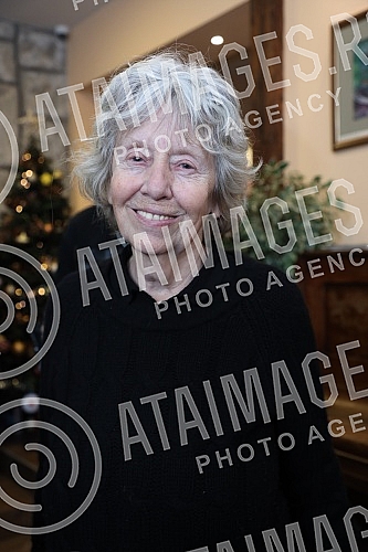 Many famous actors, musicians, athletes and writers delighted children with developmental disabilities in the humanitarian action of decorating the Christmas tree in the specific cafe 