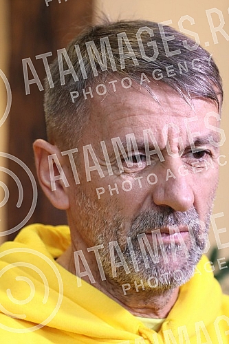 Many famous actors, musicians, athletes and writers delighted children with developmental disabilities in the humanitarian action of decorating the Christmas tree in the specific cafe 