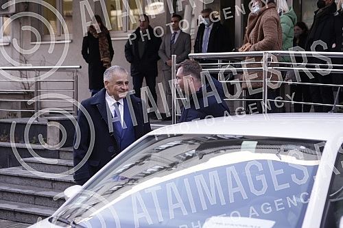 At the Republic Bureau of Statistics, representatives of the EU Delegation to Serbia handed over to the director of the Bureau Miladin Kovacevic the keys to 18 cars donated by the EU.U Republickom zavodu za statistiku predstavnici Delegacije EU u S