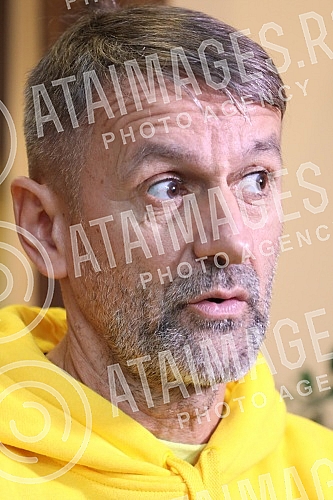 Many famous actors, musicians, athletes and writers delighted children with developmental disabilities in the humanitarian action of decorating the Christmas tree in the specific cafe 