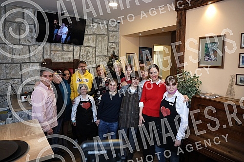 Many famous actors, musicians, athletes and writers delighted children with developmental disabilities in the humanitarian action of decorating the Christmas tree in the specific cafe 