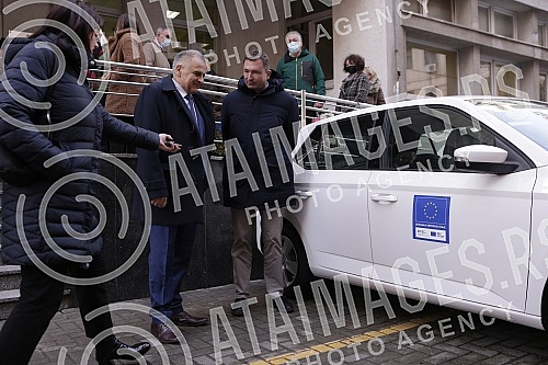 At the Republic Bureau of Statistics, representatives of the EU Delegation to Serbia handed over to the director of the Bureau Miladin Kovacevic the keys to 18 cars donated by the EU.U Republickom zavodu za statistiku predstavnici Delegacije EU u S
