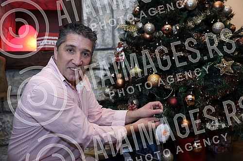 Many famous actors, musicians, athletes and writers delighted children with developmental disabilities in the humanitarian action of decorating the Christmas tree in the specific cafe 