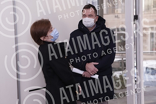 At the Republic Bureau of Statistics, representatives of the EU Delegation to Serbia handed over to the director of the Bureau Miladin Kovacevic the keys to 18 cars donated by the EU.U Republickom zavodu za statistiku predstavnici Delegacije EU u S