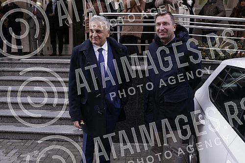 At the Republic Bureau of Statistics, representatives of the EU Delegation to Serbia handed over to the director of the Bureau Miladin Kovacevic the keys to 18 cars donated by the EU.U Republickom zavodu za statistiku predstavnici Delegacije EU u S