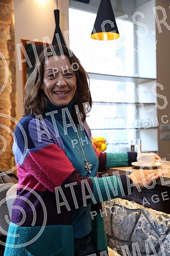 Many famous actors, musicians, athletes and writers delighted children with developmental disabilities in the humanitarian action of decorating the Christmas tree in the specific cafe 