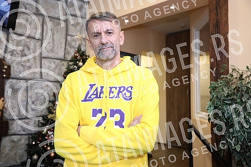 Many famous actors, musicians, athletes and writers delighted children with developmental disabilities in the humanitarian action of decorating the Christmas tree in the specific cafe 