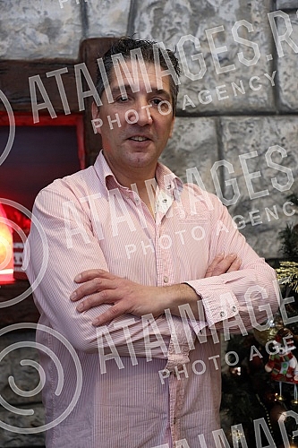 Many famous actors, musicians, athletes and writers delighted children with developmental disabilities in the humanitarian action of decorating the Christmas tree in the specific cafe 
