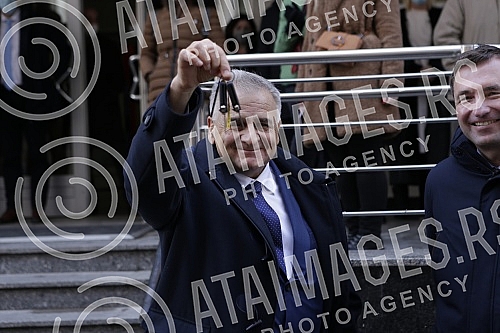 At the Republic Bureau of Statistics, representatives of the EU Delegation to Serbia handed over to the director of the Bureau Miladin Kovacevic the keys to 18 cars donated by the EU.U Republickom zavodu za statistiku predstavnici Delegacije EU u S