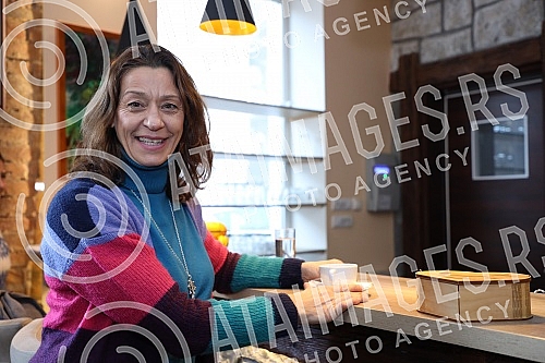 Many famous actors, musicians, athletes and writers delighted children with developmental disabilities in the humanitarian action of decorating the Christmas tree in the specific cafe 