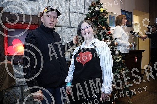 Many famous actors, musicians, athletes and writers delighted children with developmental disabilities in the humanitarian action of decorating the Christmas tree in the specific cafe 