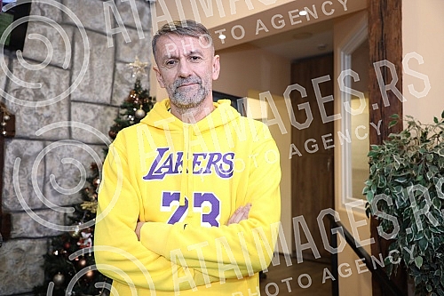 Many famous actors, musicians, athletes and writers delighted children with developmental disabilities in the humanitarian action of decorating the Christmas tree in the specific cafe 