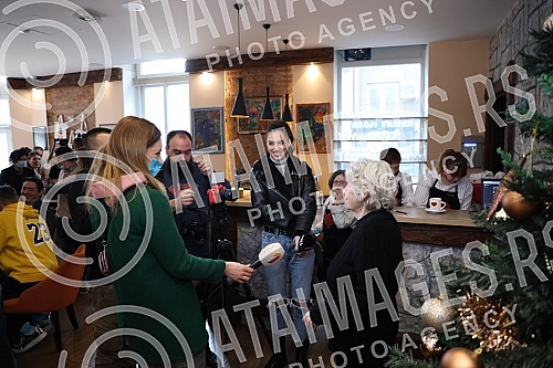 Many famous actors, musicians, athletes and writers delighted children with developmental disabilities in the humanitarian action of decorating the Christmas tree in the specific cafe 
