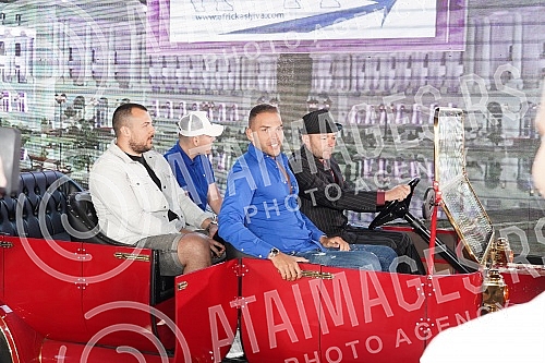 Superfinale of the fifth season of the reality program Zadruga, which is broadcast on Pink TV.Superfinale pete sezone rijaliti programa Zadruga koji se emituje na televiziji Pink.