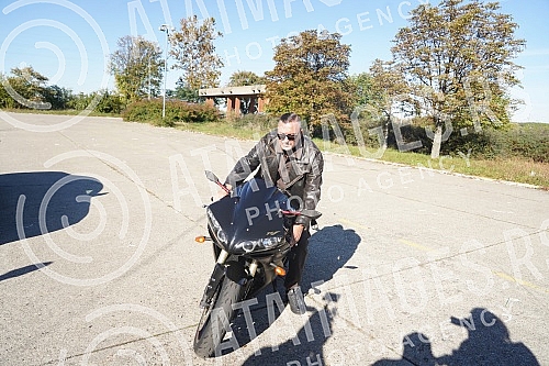 Djordje Djogani and Vesna Djogani shoot a video for a new song at the Politika printing house.Djordje Djogani i Vesna Djogani snimaju spot za novu pesmu u krugu stamparije Politika.