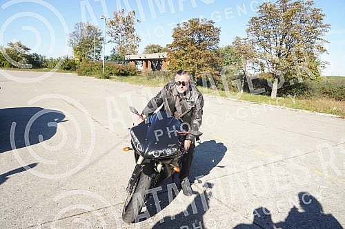 Djordje Djogani and Vesna Djogani shoot a video for a new song at the Politika printing house.Djordje Djogani i Vesna Djogani snimaju spot za novu pesmu u krugu stamparije Politika.