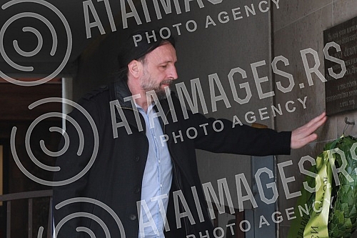 Representatives of the Association of Journalists of Serbia and the Independent Association of Journalists of Serbia laid wreaths and lit candles at the scene of the murder of editor and publisher Slavko Curuvija.Na mestu ubistva urednika i izdavac