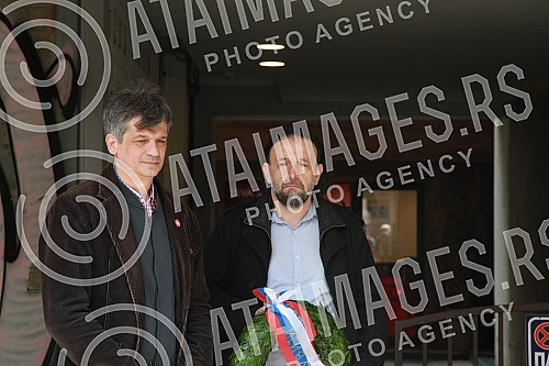 Representatives of the Association of Journalists of Serbia and the Independent Association of Journalists of Serbia laid wreaths and lit candles at the scene of the murder of editor and publisher Slavko Curuvija.Na mestu ubistva urednika i izdavac