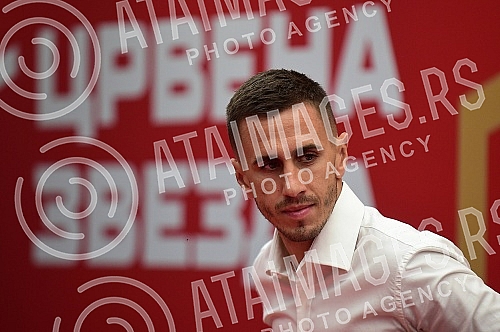 Goal scorer Aleksandar Pesic signed a three-year contract, with the possibility of extending the cooperation for another year, with Crvena Zvezda and expressed great satisfaction about returning to his home.Golgeter Aleksandar Pesic je potpisao tro