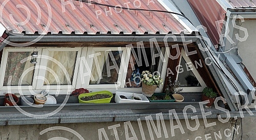 Belgrade residents on the terraces and rooftops of buildings during the curfew, which began at 6 p.m., ending Monday at 5 p.m.Stanovnici Beograda na terasama i krovovima zgrada tokom policijskog casa koji je poceo u peak u 18.00 casova, a zavrsava s
