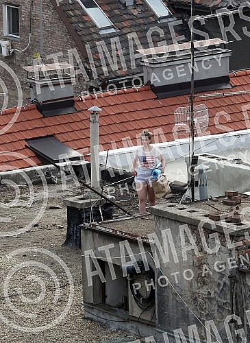 Belgrade residents on the terraces and rooftops of buildings during the curfew, which began at 6 p.m., ending Monday at 5 p.m.Stanovnici Beograda na terasama i krovovima zgrada tokom policijskog casa koji je poceo u peak u 18.00 casova, a zavrsava s