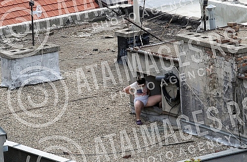 Belgrade residents on the terraces and rooftops of buildings during the curfew, which began at 6 p.m., ending Monday at 5 p.m.Stanovnici Beograda na terasama i krovovima zgrada tokom policijskog casa koji je poceo u peak u 18.00 casova, a zavrsava s