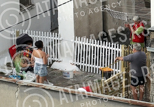 Belgrade residents on the terraces and rooftops of buildings during the curfew, which began at 6 p.m., ending Monday at 5 p.m.Stanovnici Beograda na terasama i krovovima zgrada tokom policijskog casa koji je poceo u peak u 18.00 casova, a zavrsava s