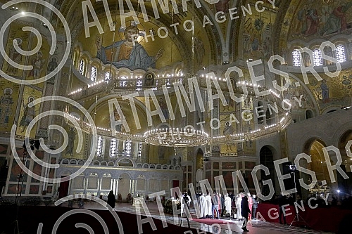 In the Temple of Saint Sava, a coffin with the remains of Patriarch Irinej was placed on a pedestal of flowers, and the faithful enter the Temple to say goodbye to the patriarch in compliance with the prescribed epidemiological measures.U Hramu Sve