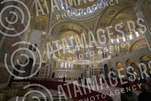 In the Temple of Saint Sava, a coffin with the remains of Patriarch Irinej was placed on a pedestal of flowers, and the faithful enter the Temple to say goodbye to the patriarch in compliance with the prescribed epidemiological measures.U Hramu Sve