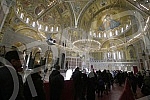 In the Temple of Saint Sava, a coffin with the remains of Patriarch Irinej was placed on a pedestal of flowers, and the faithful enter the Temple to say goodbye to the patriarch in compliance with the prescribed epidemiological measures.U Hramu Sve