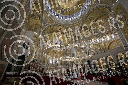 In the Temple of Saint Sava, a coffin with the remains of Patriarch Irinej was placed on a pedestal of flowers, and the faithful enter the Temple to say goodbye to the patriarch in compliance with the prescribed epidemiological measures.U Hramu Sve