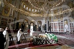 In the Temple of Saint Sava, a coffin with the remains of Patriarch Irinej was placed on a pedestal of flowers.U Hramu Svetog Save na postament od cveca polozen je kovceg sa zemnim ostacima patrijarha Irineja.