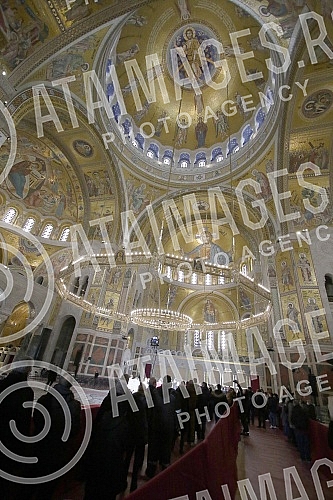In the Temple of Saint Sava, a coffin with the remains of Patriarch Irinej was placed on a pedestal of flowers, and the faithful enter the Temple to say goodbye to the patriarch in compliance with the prescribed epidemiological measures.U Hramu Sve